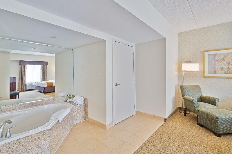Holiday Inn Express Hotel & Suites Ottawa Airport By Ihg מראה חיצוני תמונה